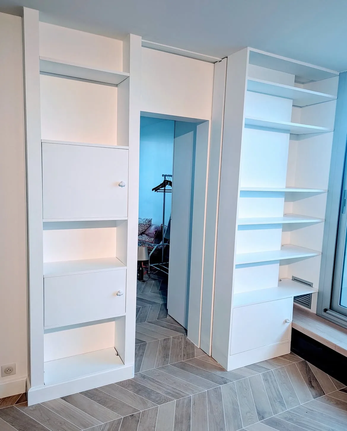 Bibliothèque multi-fonctions avec porte coulissante intégrée