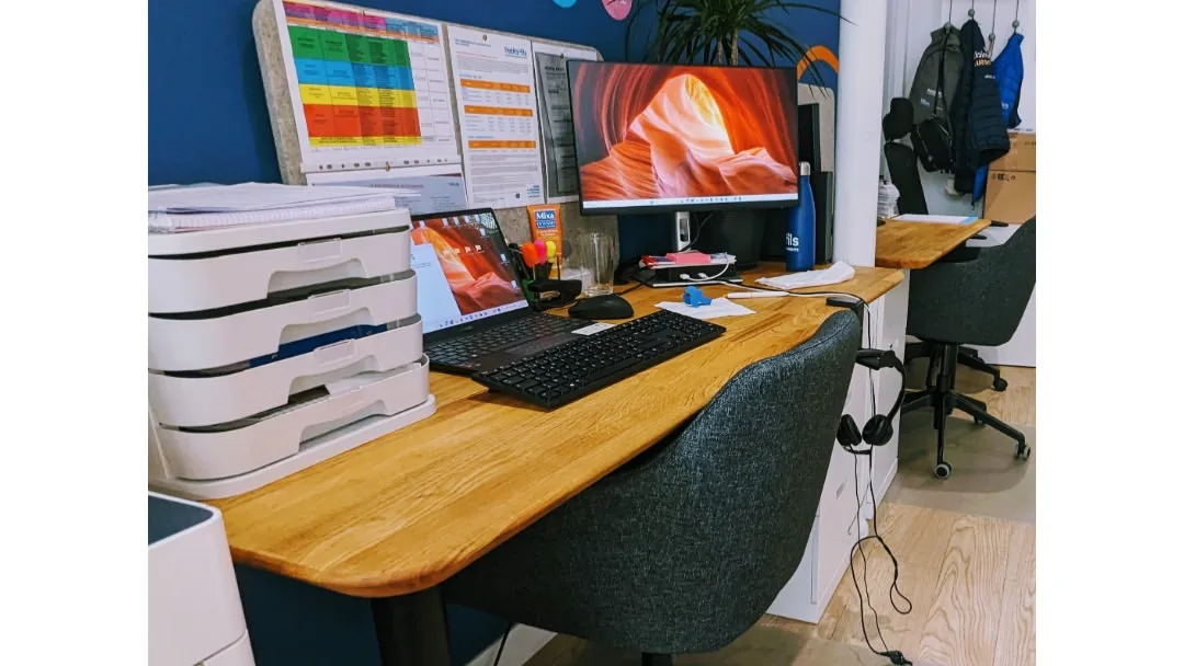 Bureau sur mesure en mélaminé chêne avec plan de travail intégré