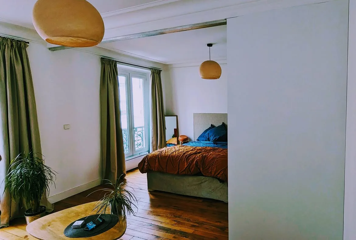 Cloison coulissante sur mesure entre une chambre et un salon