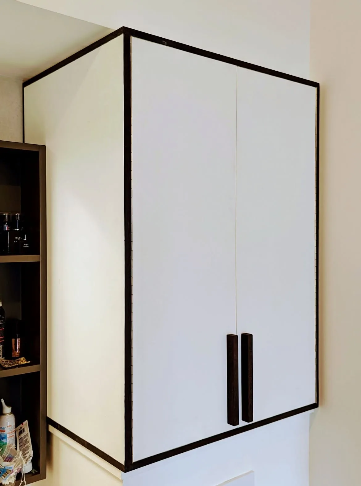 Meuble de salle de bain sur mesure, poignée et plaquage bois